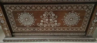 Arca de madera con incrustaciones de nácar