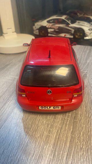 Coche a escala VW Golf GTI 1/18 Revell