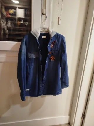 Camisa vaquera con capucha y parches