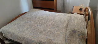 Dormitorio completo: cama, mesitas y espejo