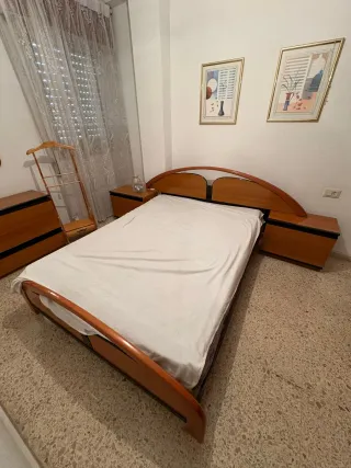 Dormitorio completo: cama, mesitas y espejo