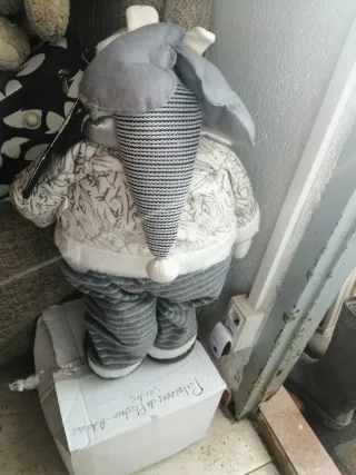 Muñeco de peluche con cartel Welcome