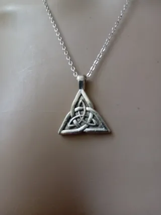 Collana con ciondolo nodo celtico