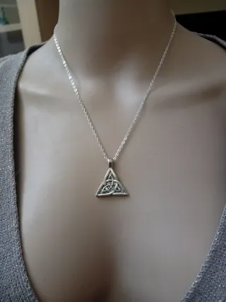 Collana con ciondolo nodo celtico