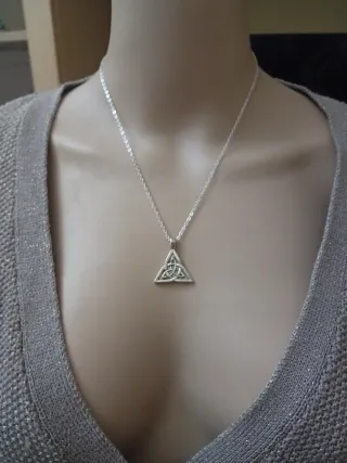 Collana con ciondolo nodo celtico