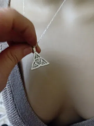 Collana con ciondolo nodo celtico