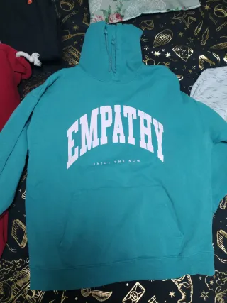 Sudadera Teal y Gris con Mensaje y chaqueta blanca