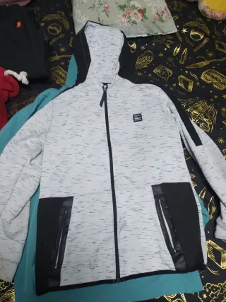 Sudadera Teal y Gris con Mensaje y chaqueta blanca