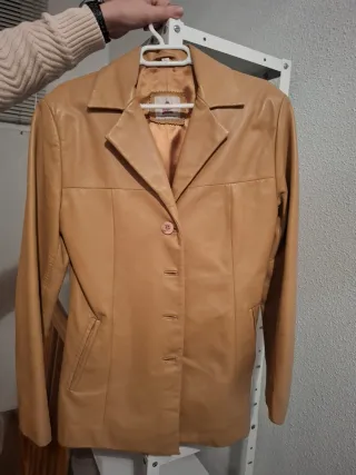 Americana de cuero mujer beige