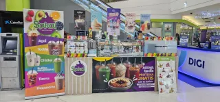 Puesto de comida saludable en centro comercial