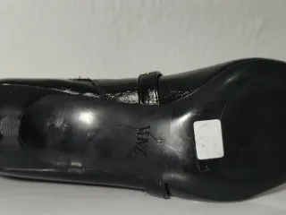 Botines negros con tachuelas y hebillas