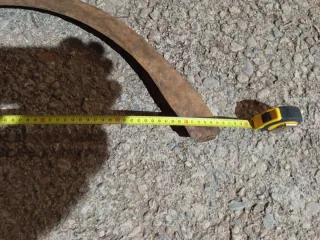 Guadaña antigua de metal