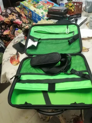 Maleta negra con 12 compartimentos