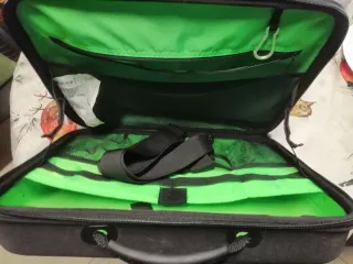 Maleta negra con 12 compartimentos