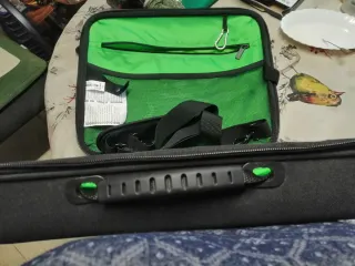 Maleta negra con 12 compartimentos