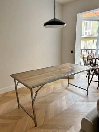 Tavolo da pranzo in legno con gambe metalliche