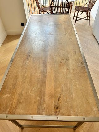 Tavolo da pranzo in legno con gambe metalliche