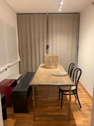 Tavolo da pranzo in legno con gambe metalliche