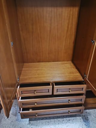 Armario de madera grande