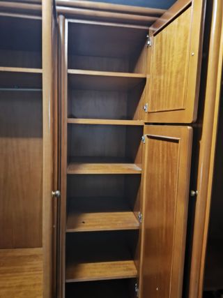 Armario de madera grande