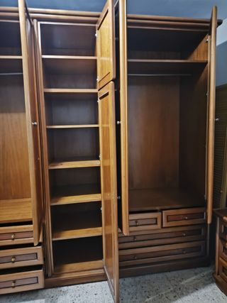 Armario de madera grande