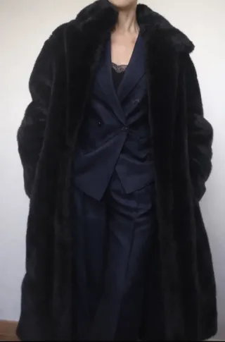 Abrigo negro piel sintética largo