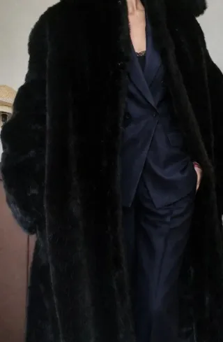 Abrigo negro piel sintética largo