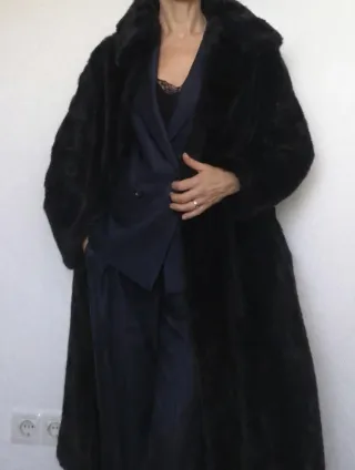 Abrigo negro piel sintética largo