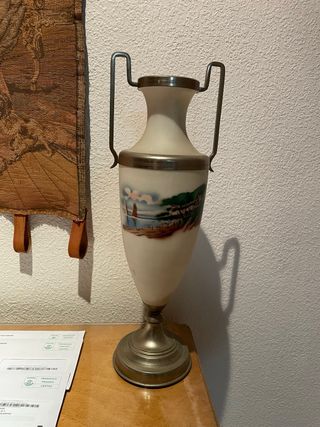 Jarrón de porcelana con asas metálicas