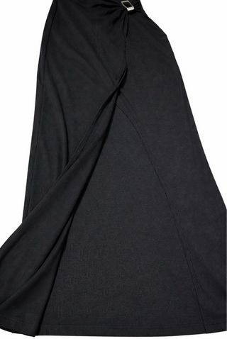 Vestido negro largo con detalle metálico