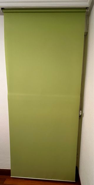 Estor enrollable verde translúcido