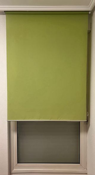 Estor enrollable verde translúcido