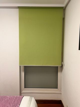 Estor enrollable verde translúcido