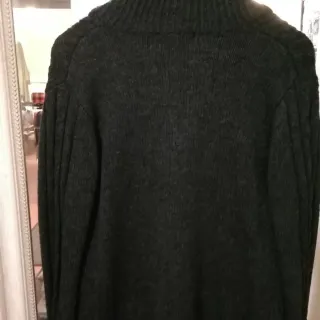 Chaqueta Pull&Bear gris casi negro. trenzada