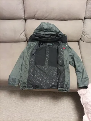 Chaqueta Oakley verde con detalles rojos talla M