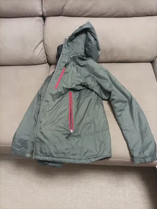 Chaqueta Oakley verde con detalles rojos talla M