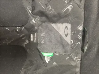 Chaqueta Oakley verde con detalles rojos talla M