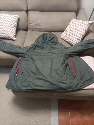 Chaqueta Oakley verde con detalles rojos talla M