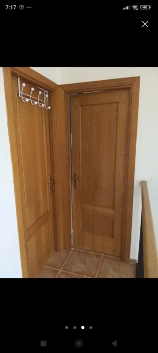 Puerta de madera natural