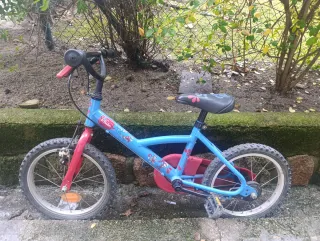 Bicicleta infantil azul y roja