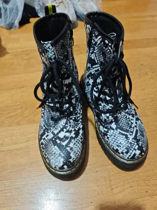 Botas con estampado de serpiente