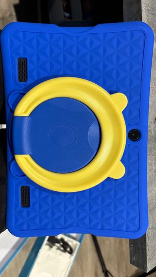Tablet azul con soporte amarillo