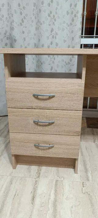 Escritorio robusto en buen estado