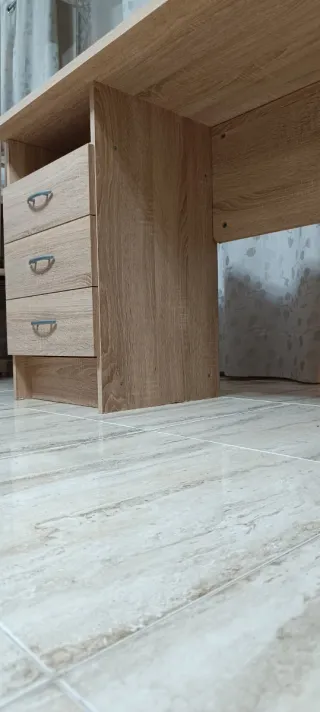 Escritorio robusto en buen estado