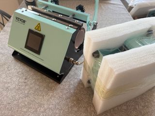 Prensa VEVOR para tazas, botellas y gorras.