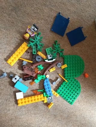 tienda y una fogata.