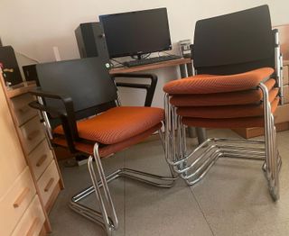 Sillas de oficina naranja y negro