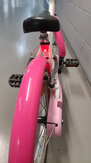 Bicicleta infantil rosa y blanca