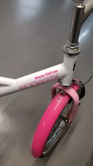 Bicicleta infantil rosa y blanca
