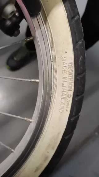 Bicicleta infantil rosa y blanca